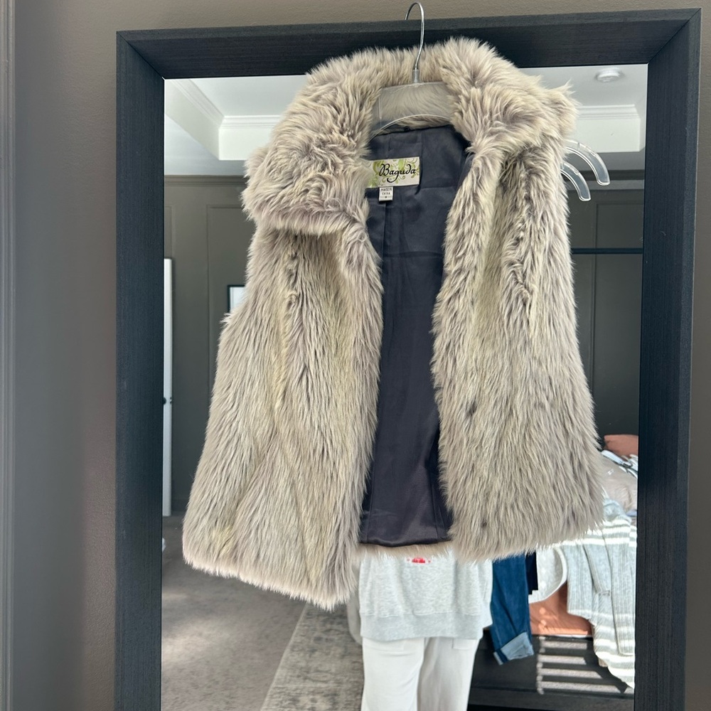 Bagatelle Women Plush Faux Fur Vest - Cream
